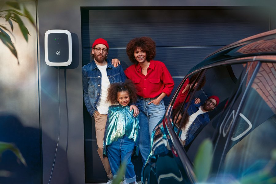 VW Passat Variant Eine Familie neben einem VW Passat Variant