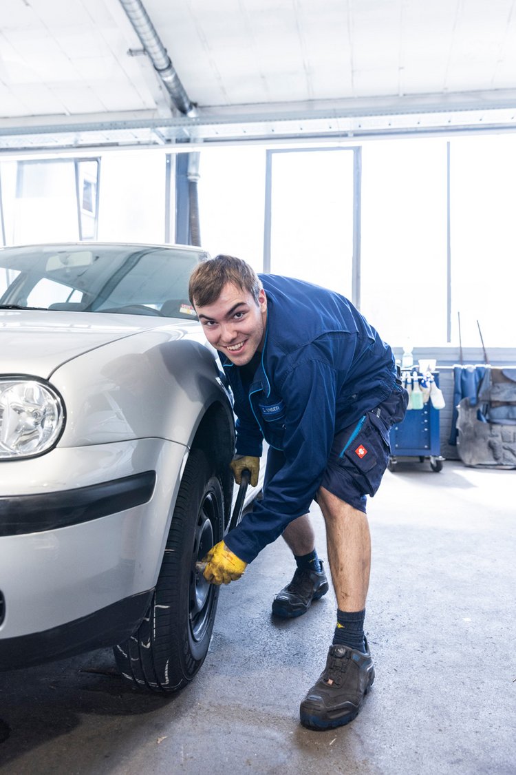 Ein Mitarbeiter vom Autohaus Biggel beim Reifenservice