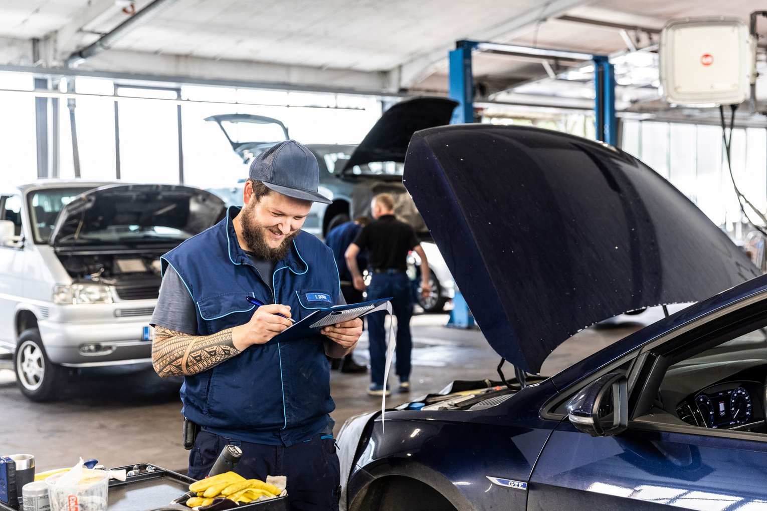 Ein Mitarbeiter von Autohaus Biggel arbeitet an einem Auto