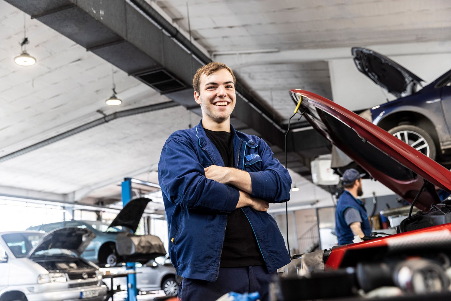 Autohaus Biggel Azubi Ein Mitarbeiter von Autohaus Biggel steht in der KFZ Werkstatt
