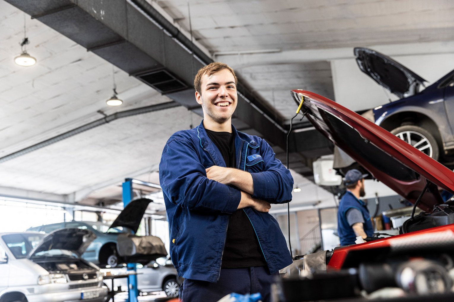 Ein Mitarbeiter von Autohaus Biggel steht in der KFZ Werkstatt