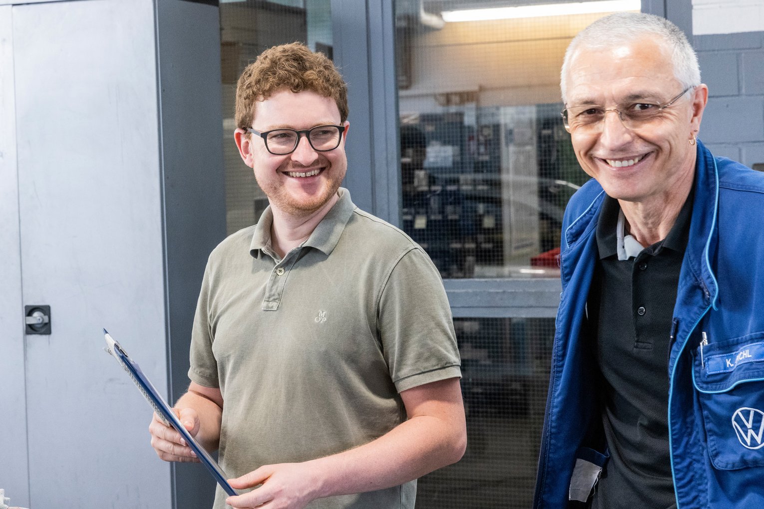 Zwei Mitarbeiter von Autohaus Biggel stehen in der Werkstatt