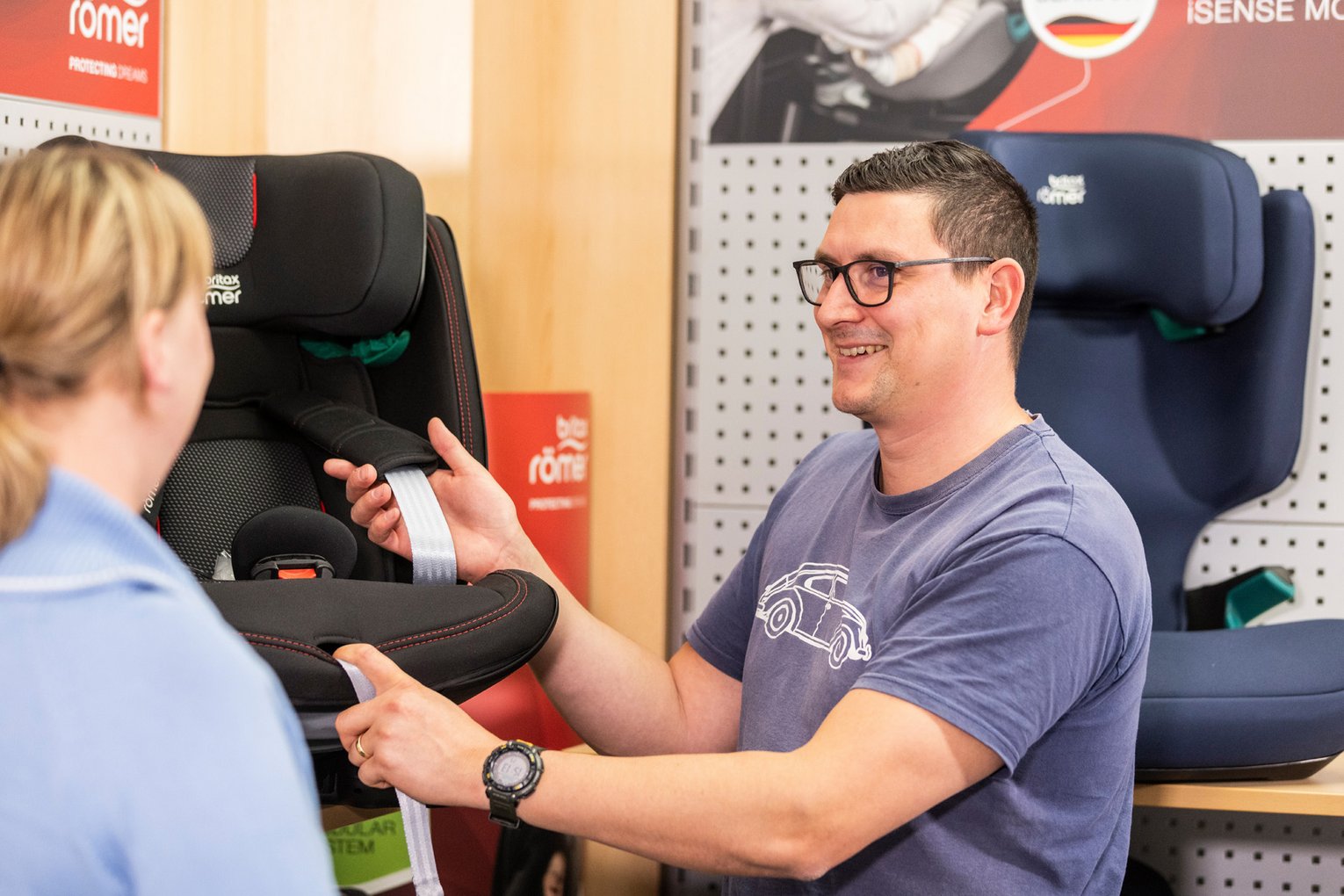 Ein Mitarbeiter von Autohaus Biggel verkauft einen Kindersitz