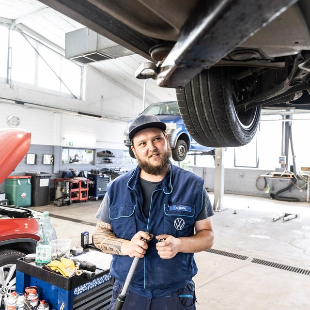 Ein Werkstattmitarbeiter von Autohaus Biggel wechselt Reifen