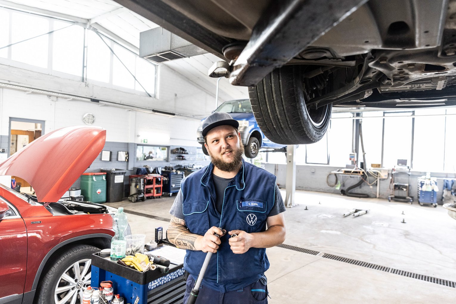 Ein Werkstattmitarbeiter von Autohaus Biggel wechselt Reifen