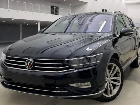 Neues Automodell Ein elegantes Volkswagen-Fahrzeug, das in einem Showroom zur Besichtigung ausgestellt ist.